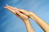 6.串珠状指甲（表面不平）是风湿性关节炎的征兆。指甲延伸到指尖并向下弯曲是肺部损伤的征兆，如肺气肿、石棉肺。