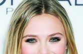 　Elizabeth Olsen

　　灰黑色眼影晕染在眼周，制造出小烟熏的效果，卷翘的睫毛增加甜美度，腮红在苹果肌处大面积晕染制造好气色。