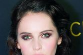 　Felicity Jones

　　美人鱼般的秀发妩媚性感，金棕色眼影运用恰到好处，闪耀光泽的珊瑚色散粉透出明亮气色。