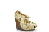 Yves Saint Laurent 金色坡跟鞋。