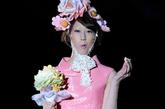11月23日，一名模特在日本东京举办的东京甜品展览上展示用甜品做的头饰和花束。 新华社/法新 