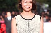 日本女星宫崎葵一向以清纯形象示人，无袖黑白色连衣裙更像是出席活动而非走红毯。