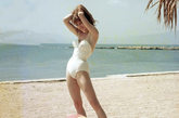 1953年，19岁的碧姬-巴铎在戛纳的海滩初露头角。她的身形高大丰满，容貌亮丽而带着童真，但当时在美女如云的戛纳并未引起大家的关注。