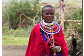 游走坦桑尼亚 一夫多妻的马赛村，那些马赛人已经按男女分成了两组，各自站成了一排。在没有任何乐器的伴奏下，那边的女生突然高声地唱了以来。她们时而独唱,时而合唱。 