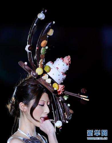 用甜品做头饰 东京糖果时装秀 