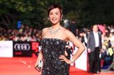 中国女演员蒋雯丽因电影《最爱》获最佳女配角提名，她手持Salvatore Ferragamo 2012早春度假系列金属色金色串珠Annie系列晚装包出现在红毯上。
 

