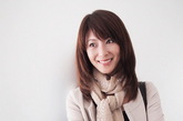 日本45岁童颜CEO山田佳子近日走进人们视线，并成为美容产品的新宠。这位从外表完全无法辨识年龄的超童颜熟女，是“美魔女大赛”选美活动第二届的冠军。身高163cm，体重48公斤，三围33、23、32，已婚未生育子女，保持着优美体态。山田佳子是一家模特经纪公司的CEO，堪称事业与美貌并重的典范。