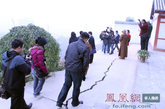 新建的华严三圣殿也受到滑坡的严重威胁（图片来源：凤凰网华人佛教  摄影：印媛）