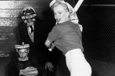 玛丽莲-梦露 (Marilyn Monroe)是美国20世纪最著名的电影女演员之一。她动人的表演风格和正值盛年的殒落，成为影迷心中永远的性感女神性感符号和流行文化的代表性人物。