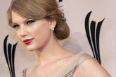 Taylor Swift的高雅发髻：

　　出席音乐颁奖典礼的Taylor Swift。在较低位置绑上一个发髻让人印象深刻。刘海上卷往侧边收起，上方做出份量感完成新感觉的发髻。高雅整发搭配上扬眼线强调眼尾，既浪漫又甜美。 