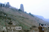 陕西长安华严寺一侧的土坡在滑坡后与地面的角度已经接近九十度。（图片来源：凤凰网华人佛教  摄影：印媛）