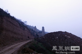 通往华严寺的山路泥泞不堪，逢下雨天气，汽车难以前行。（图片来源：凤凰网华人佛教  摄影：印媛）