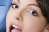 12.口腔变化：美国癌症协会指出，吸烟者要特别注意口腔及舌头上出现的白色斑块，这可能是口腔癌的前兆———黏膜白斑病。 
