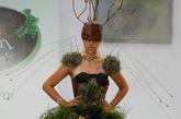 一场生态时装秀在哥伦比亚的卡利市举行，展出的所有服装都是用天然材料和活植物制作的。图为一名模特展示设计师作品。

