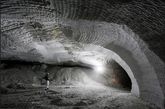 2009年6月，一名工人正站在与阿塞二号地下核废料库相连的旧盐矿中。在1967至1978年之间，这个矿洞存储了12万6千多桶放射性废料，其中90%来自核电厂。现在岩石运动引起了液体泄漏，有可能损坏密封的储藏室。