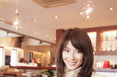 日本45岁童颜CEO山田佳子近日走进人们视线，并成为美容产品的新宠。这位从外表完全无法辨识年龄的超童颜熟女，是“美魔女大赛”选美活动第二届的冠军。身高163cm，体重48公斤，三围33、23、32，已婚未生育子女，保持着优美体态。山田佳子是一家模特经纪公司的CEO，堪称事业与美貌并重的典范。