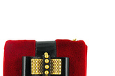 
　　以红底鞋令全球女性神魂颠倒的法国传奇品牌Christian Louboutin 2011秋冬用50款绝美手袋再掀时尚狂潮！羽毛、铆钉、蟒蛇纹、豹纹、皮草是这一季手袋的主要元素，配合鲜亮的用色和个性的设计剪裁，每一款手袋都华丽得让你过目难忘！ 

