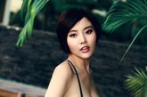 有“中国第一美胸”称号的徐冬冬拍摄了一组性感清凉写真，她身着比基尼湿身大秀傲人胸器。