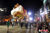 当地时间11月27日晚，一年一度的好莱坞圣诞大游行在洛杉矶举行。中新社发 毛建军 摄