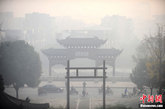 清晨的一场冬雾笼罩古城扬州。尽管大雾给城市交通和人们出行带来不便，但美丽迷人的晨曦雾中的朝阳于如梦如幻的雾景却令古城更加婉约秀美。中新社发 孟德龙 摄 图片来源：CNSPHOTO 