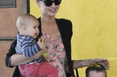 米兰达·可儿 (Miranda Kerr)一身玫瑰印花粉色连衣裙显得十分甜美，两个孩子陪在身边，此刻的她应该十分幸福吧。
