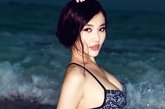 有“中国第一美胸”称号的徐冬冬拍摄了一组性感清凉写真，她身着比基尼湿身大秀傲人胸器。