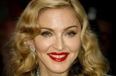 Madonna当代演绎光泽感红唇（glossy） 充满光泽的红唇最容易吸引眼球，能让你在人群中以最快的速度脱颖而出。搭配晚礼服或正装，更能让你显得妖娆动人。
