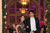 泰国名媛Tanyatip Chearavanont身穿J. Mendel礼服，与男宾舞伴Prince Hari Alexander de Kalsia相携出场。