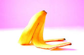 治瘊子：用香蕉皮敷在疣（俗称瘊子）的表面，使其软化，并一点点地脱落，直至痊愈。用这个方法可将头及脸部的瘊子治好。用香蕉皮多次敷，用手指一点点捏掉，治好后再不复发。