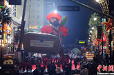 当地时间11月27日晚，一年一度的好莱坞圣诞大游行在洛杉矶举行。中新社发 毛建军 摄