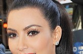 Kim Kardashian当代演绎光泽感红唇（glossy） 用唇线笔勾勒出唇部线条后，再将红色唇膏涂抹在唇线内的范围。随后，也是最重要的一步，选取一款光泽感卓越的红色唇彩或透明唇蜜，均匀地覆盖于红色唇膏之上，让双唇丰盈亮泽。倘若你不想太过招摇，将唇蜜涂抹于双唇的中央位置即可。如果你的唇部线条不够立体，更可以将少许透明光感唇蜜涂抹在唇峰之上的肌肤上，突显出唇部的V型曲线。为了让光泽持续更久