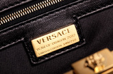 全新龙年 Versace Jewel 限量版系列手袋将于12月1日与 Versace 精品店隆重登場。
零售价︰人民币 31,800 
紅色蟒蛇珍稀皮革手袋
零售价︰人民币45,000  

