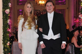 俄罗斯名媛Lidia Buryak（莉迪亚-博雅克）身穿Stephane Rolland高级定制礼服，与男宾舞伴Stanislav Ognev相携出场。
