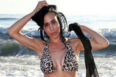 苏尔曼的一组海边泳装性感照。此组在互联网上广泛传播，苏尔曼再一次被美国网友称为神奇的母亲。