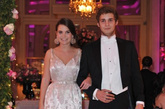 法国名媛Marie-Sarah Carcassonne（玛丽-莎拉-卡尔卡颂）身穿由Didier Ludot二手高级服装店提供的Balmain高级定制礼服，与男宾舞伴Pierre Cohen Solal相携出场。