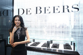 2011年11月24日，戴比尔斯珠宝（De Beers Diamond Jewellers）凭借着对钻石珠宝的无限热忱和百年积累的卓越专业知识进驻天津市场，在天津时尚地标——天津友谊商厦举行了隆重的新店开幕仪式。 当天品牌挚友，莫文蔚小姐（Karen Mok）也特别佩戴了她最喜爱的戴比尔斯钻石珠宝系列Wildflowers系列和为庆贺天津新店开业而特别推出的戴比尔斯珠宝 DB Signature 单颗美钻戒环亲临现场和戴比尔斯珠宝（De Beers Diamond Jewellers）全球首席执行官狄方华
（Francois Delage）先生共同为新店开幕仪式剪彩祝贺。