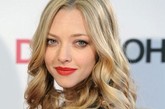 阿曼达·塞弗里德(Amanda Seyfried)的红唇闪耀而饱满，非常诱人。