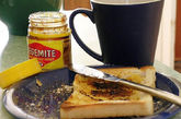 澳大利亚早餐，只有一个主要的原材料，那就是Vegemite咸味酱。旅游的澳大利亚人通常都在他们的背包里放一罐儿装有粘的，咸味的褐色酱。这里就不要纠结于Vegemite和酸酯酵母哪个更好的矛盾中--人人都知道，酸酯酵母更好一些，但是就让澳大利亚人尽情享受他们对Vegemite的乐趣吧。