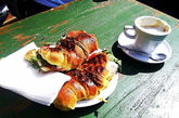 葡萄牙早餐，一个简单美味的填陷儿羊角面包还有在阳光下的可口咖啡。