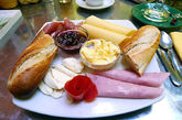 巴西早餐，嗯~~~非常美味的早餐，有肉，奶酪和面包，就是最常见的搭配了。精巧制作的类似玫瑰花物可选。