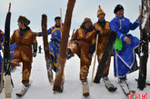 图为阿勒泰市身穿民族服饰、手拿古老毛皮滑雪板的市民乘坐缆车去滑雪。 孙亭文 摄
