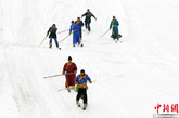 图片使用古老毛皮滑雪板的阿勒泰市民从山上滑下来。 孙亭文 摄