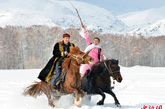 每年冬天，新疆阿勒泰市都将千里冰封、万里雪飘，进入一个洁白的童话世界。长达半年之久的存雪期让这里的人们爱上了厚厚的白雪，并喜欢在厚厚的白雪中撒点野。为期120天的首届新疆阿勒泰国际冰雪节暨阿勒泰市第九届冰雪风情游30日正式开幕。当天，阿勒泰市组织了千人进行古老滑雪板滑雪、现代单双板滑雪、现代越野滑雪、雪地趣味运动等表演活动。在该市拉斯特乡，记者看到雪地赛马、姑娘追、马拉爬犁、雪地刁羊等活动也呈现出来，让生活在童话世界的人们上演一番雪野运动狂欢。图为滑雪后的民众展示古老毛皮滑雪板。 孙亭文 摄 