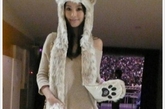关颖
美丽的关大小姐一直是潮人代表，欧美日韩最时髦的玩艺总能在她的微博读到讯息，这个熊帽子手套你喜欢么？

