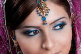 印度新娘首饰种类繁多，有耳环、项链、戒指、手链、手镯、发饰、额饰、胸饰、脚链等。婚礼庆典是妇女展示首饰的最佳时刻。佩戴多少首饰，是婆家衡量新娘嫁妆是否丰厚的重要标准。