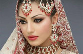 而婚纱的款式和颜色则呈地域性特点。多数地区的婚纱还是以镶有金边的红、白“纱丽”为主。不过和中国一样，印度婚纱而今也有了很大变化，具有印度风格的“纱丽”更为时尚、潮流。