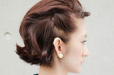 从侧面可见发束被上层拱起的头发遮掩，只剩发界纹理。发尾用定型产品制造卷翘，令女生发型更显动感。