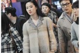 刘亦菲这件大衣色调明亮，几种色彩搭配起来也非常和谐，过渡自然。虽然不能说是可爱风，但是也绝对适合年轻女生穿着，不会像传统的羊毛大衣一样显得很老气。

