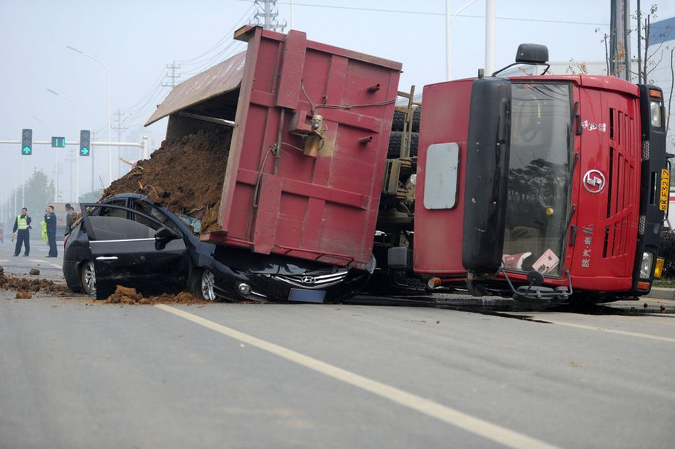 渣土车侧翻压扁小轿车