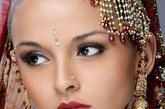 印度新娘的首饰因地域不同存在差异。南部地区的新娘在鼻孔两侧穿洞，戴上钻石鼻钉，或在左鼻孔下方佩戴镶有珍珠的鼻环，脚趾上也戴戒指。